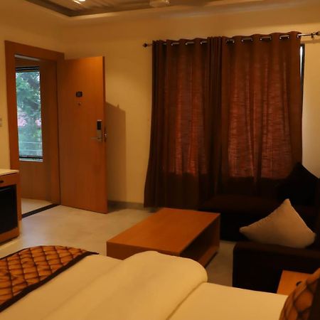 Ananda Castle Hotel Vrindavan Exterior photo