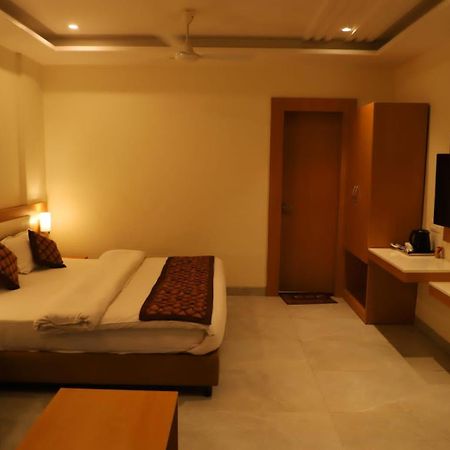 Ananda Castle Hotel Vrindavan Exterior photo
