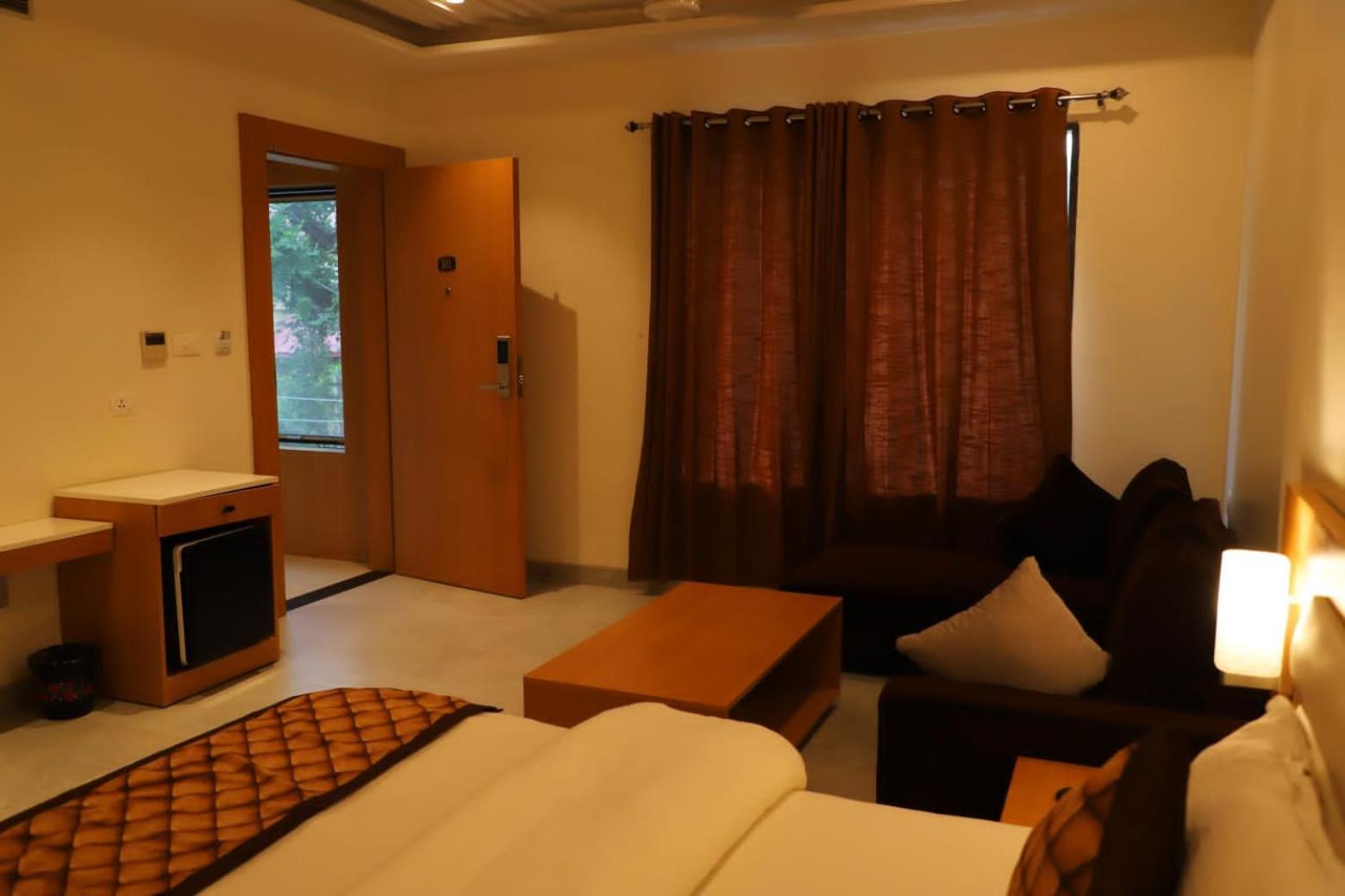Ananda Castle Hotel Vrindavan Exterior photo