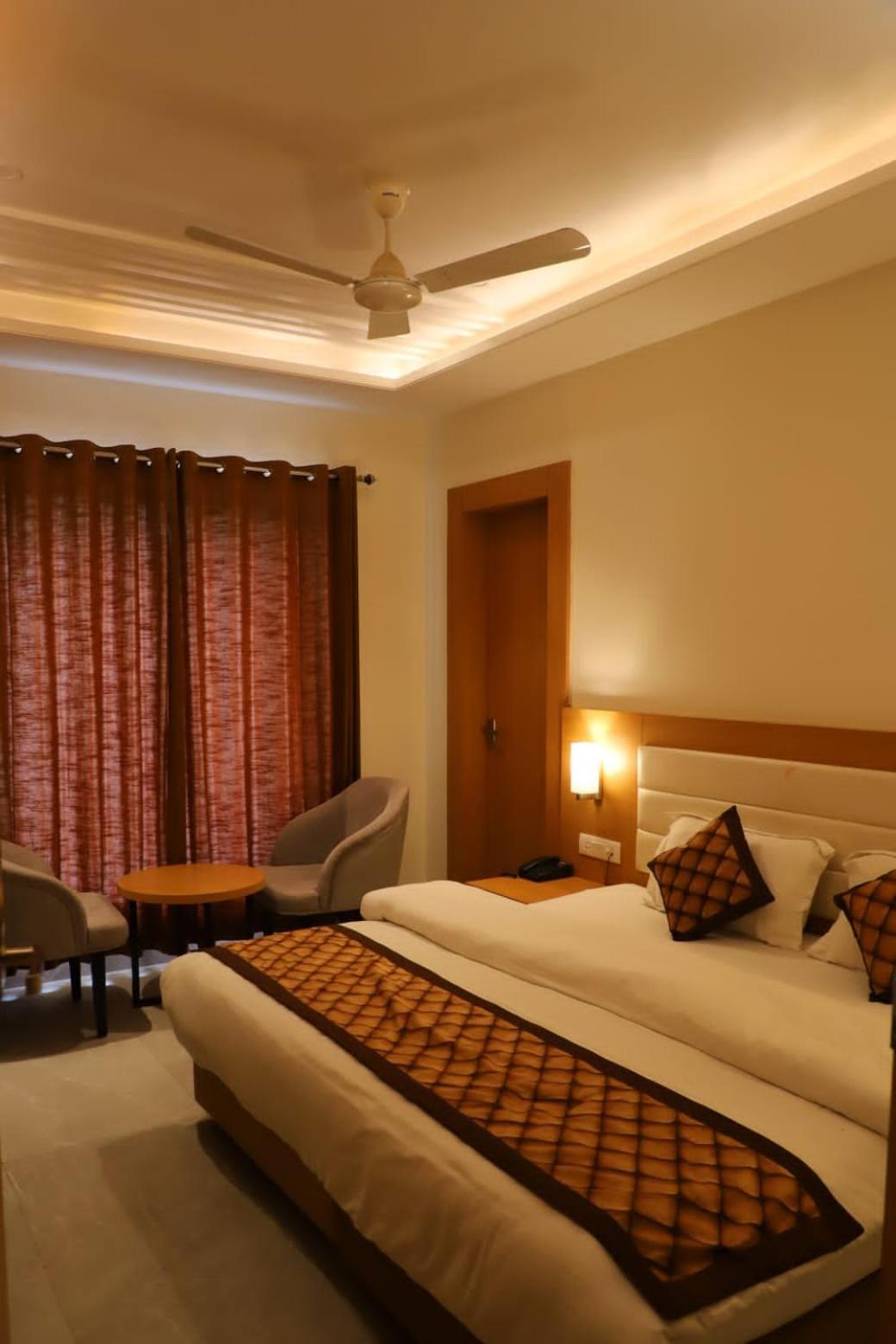Ananda Castle Hotel Vrindavan Exterior photo