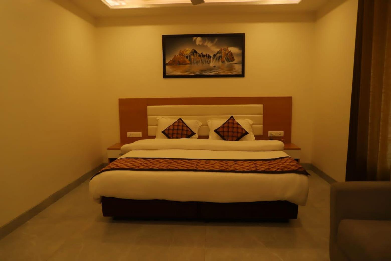 Ananda Castle Hotel Vrindavan Exterior photo
