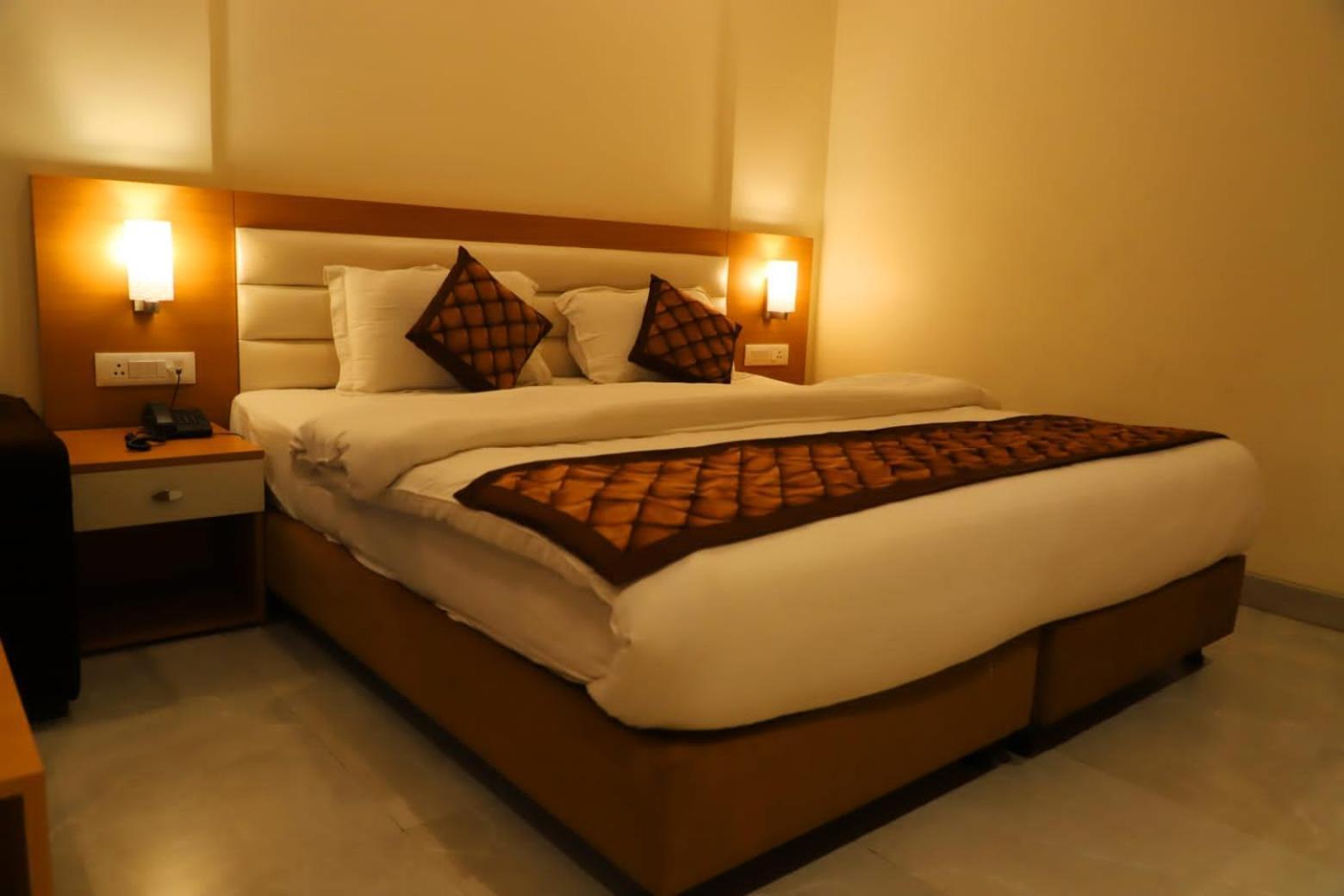 Ananda Castle Hotel Vrindavan Exterior photo