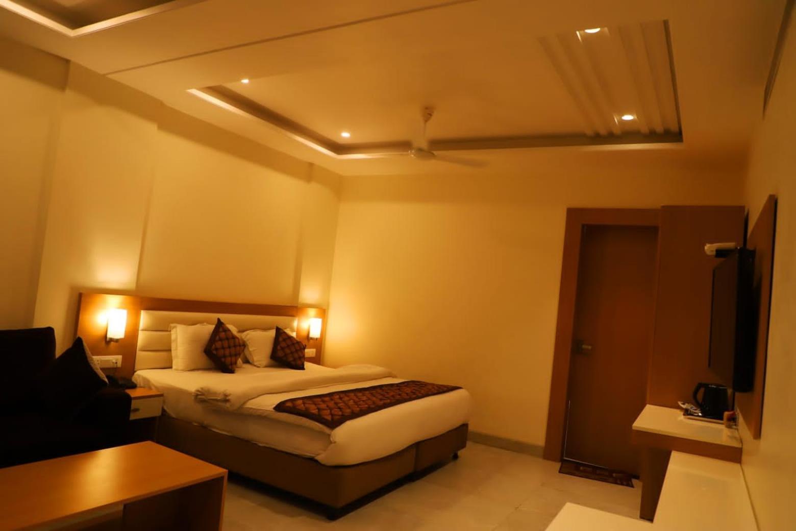 Ananda Castle Hotel Vrindavan Exterior photo