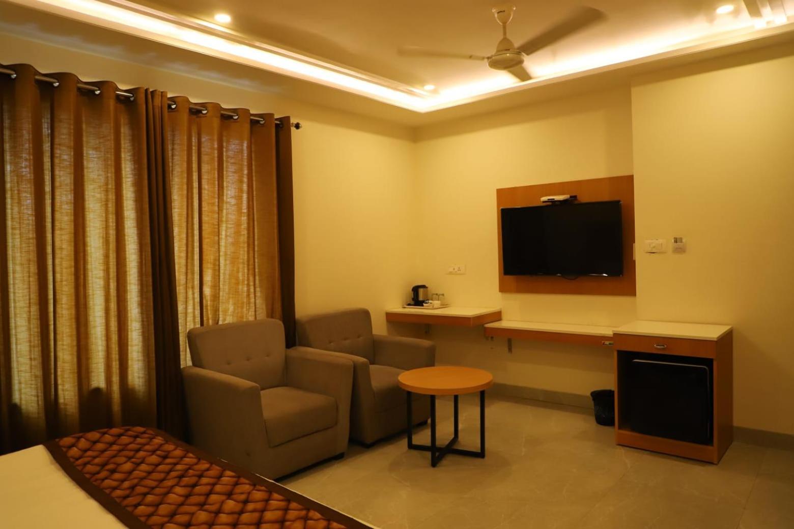 Ananda Castle Hotel Vrindavan Exterior photo