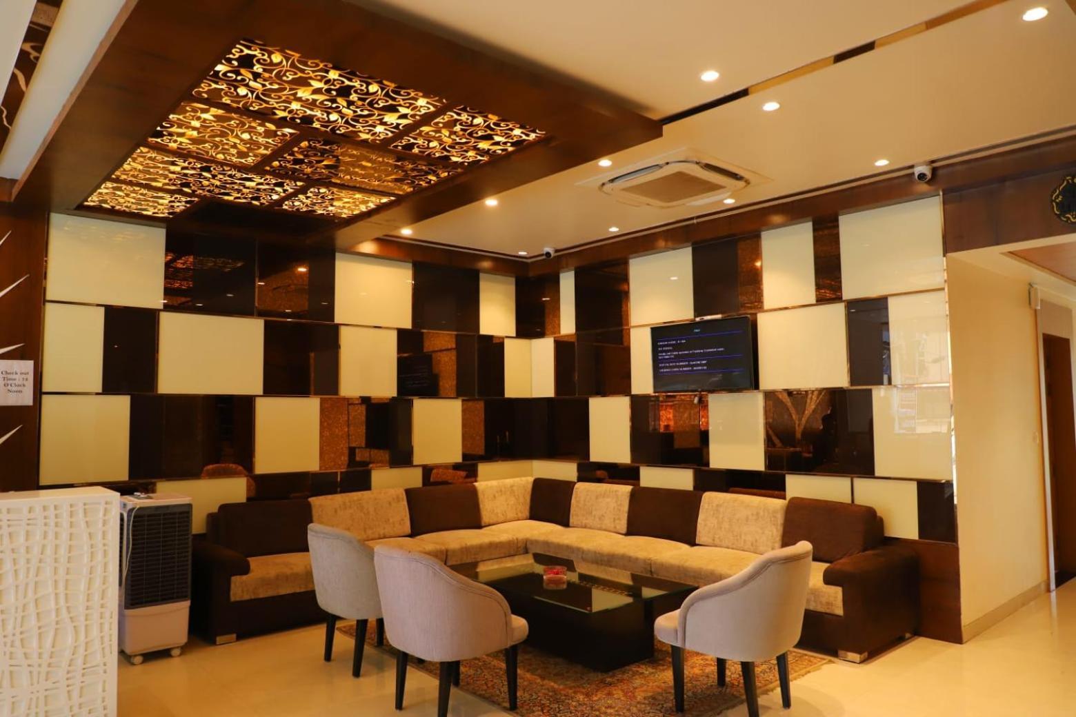 Ananda Castle Hotel Vrindavan Exterior photo